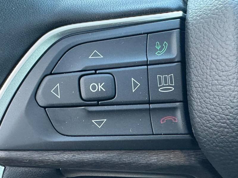 Jeep Grand Cherokee Vehicle Full-screen Gallery Image 13