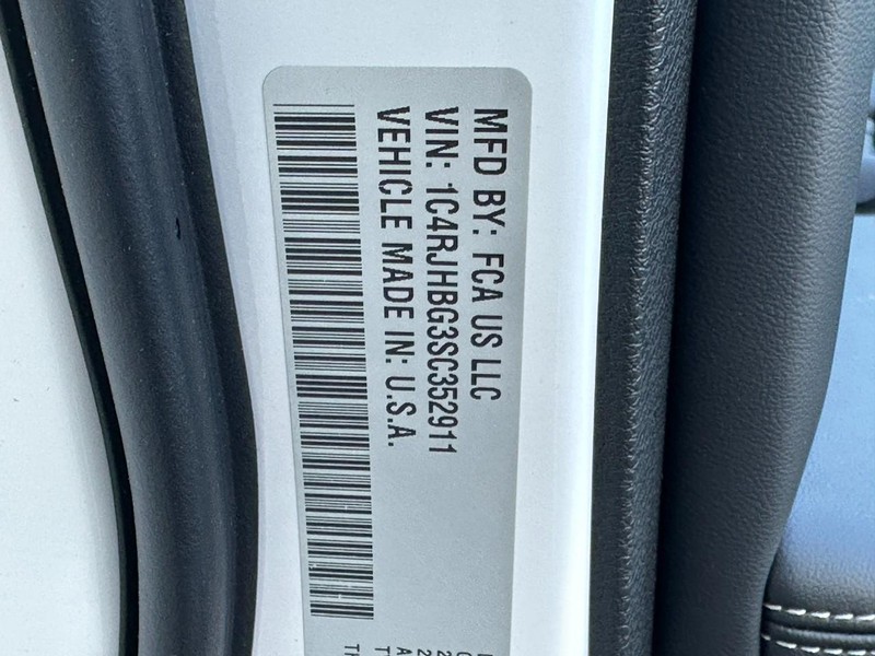 Jeep Grand Cherokee Vehicle Full-screen Gallery Image 18