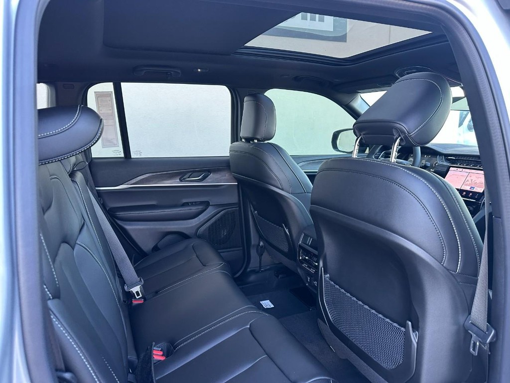 Jeep Grand Cherokee Vehicle Full-screen Gallery Image 4