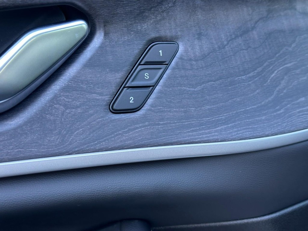 Jeep Grand Cherokee Vehicle Full-screen Gallery Image 11