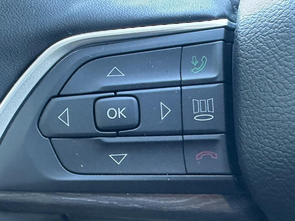 Jeep Grand Cherokee Vehicle Full-screen Gallery Image 13