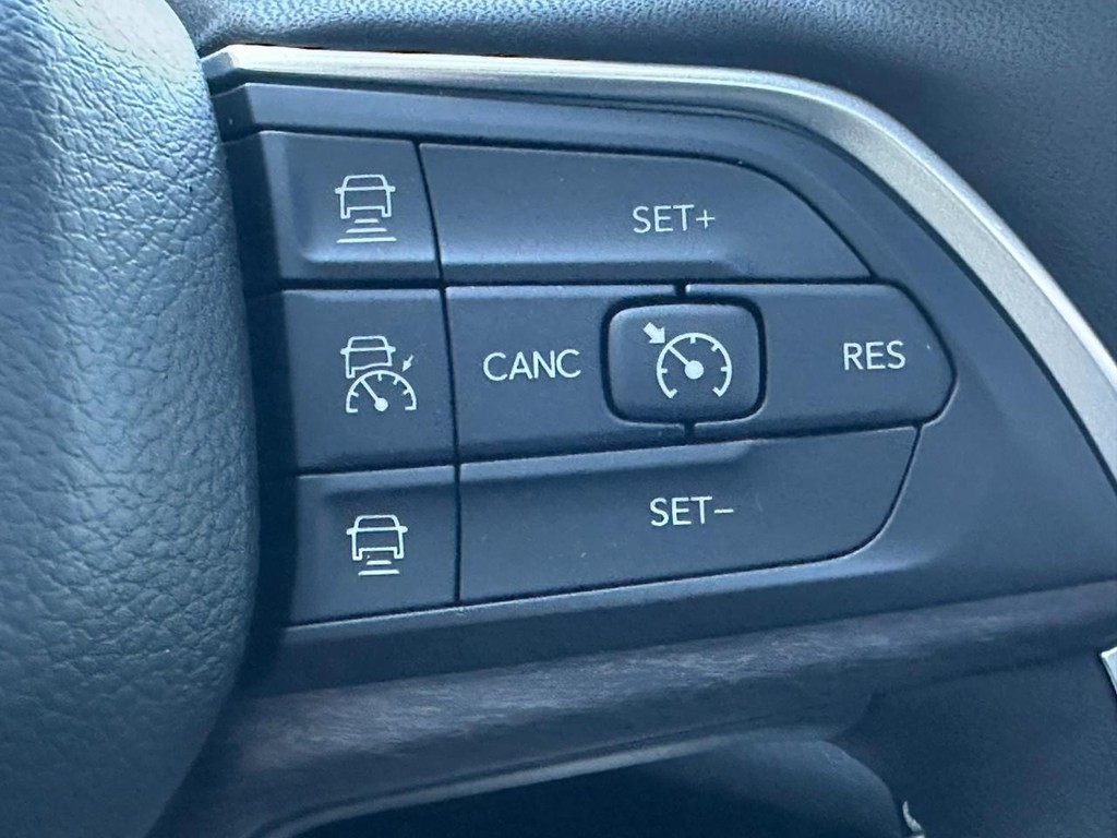 Jeep Grand Cherokee Vehicle Full-screen Gallery Image 14