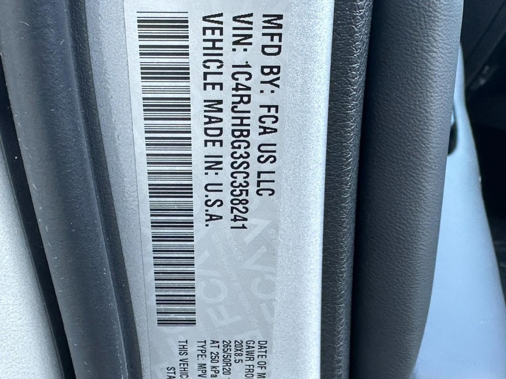 Jeep Grand Cherokee Vehicle Full-screen Gallery Image 18