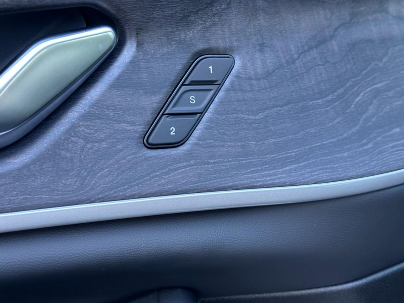 Jeep Grand Cherokee Vehicle Full-screen Gallery Image 11