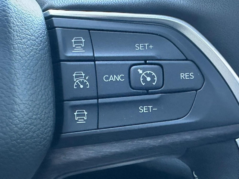 Jeep Grand Cherokee Vehicle Full-screen Gallery Image 14