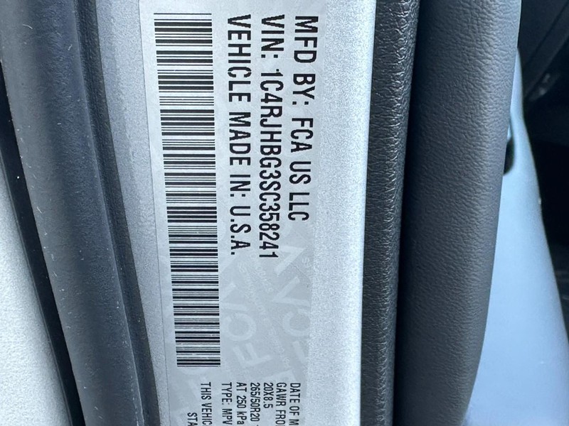 Jeep Grand Cherokee Vehicle Full-screen Gallery Image 18