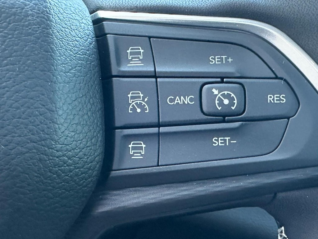 Jeep Grand Cherokee Vehicle Full-screen Gallery Image 13