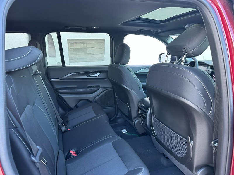 Jeep Grand Cherokee Vehicle Full-screen Gallery Image 4