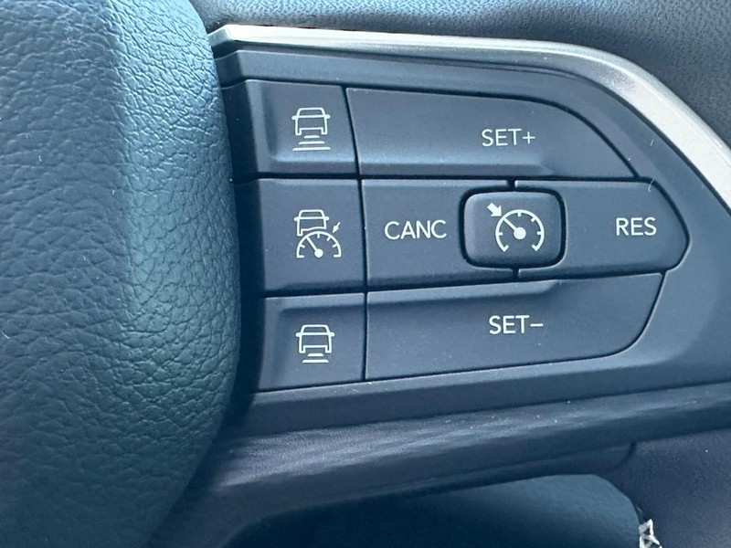 Jeep Grand Cherokee Vehicle Full-screen Gallery Image 13