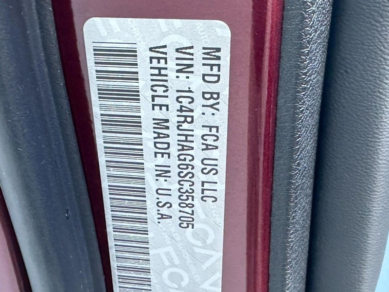 Jeep Grand Cherokee Vehicle Full-screen Gallery Image 16