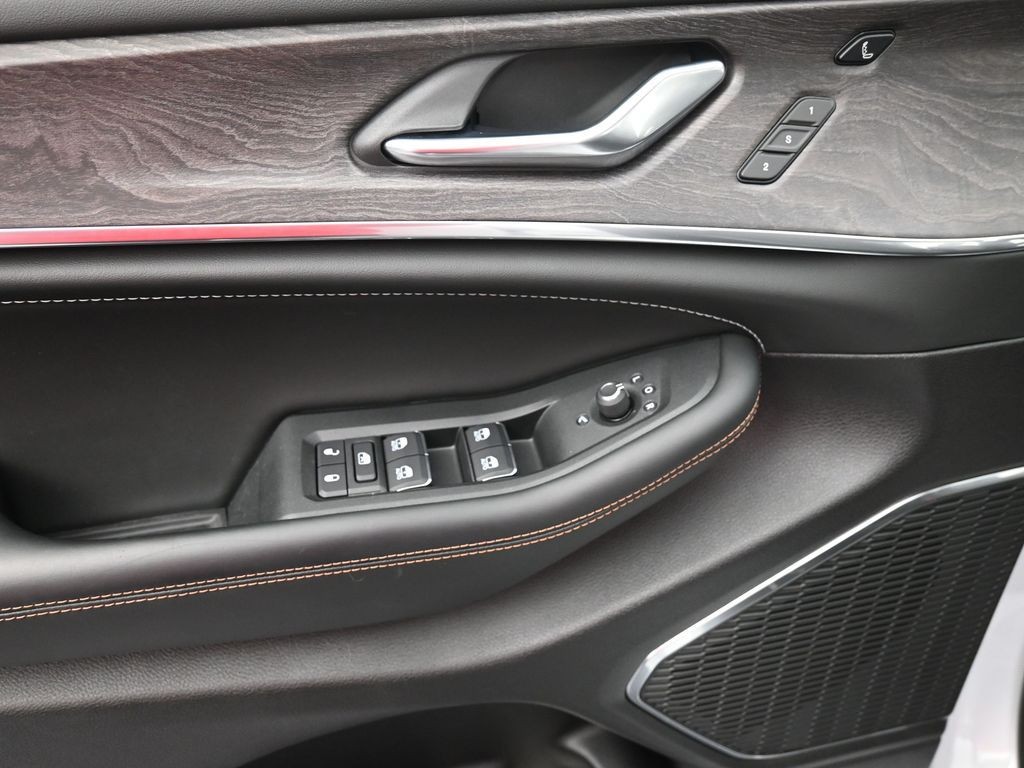 Jeep Grand Cherokee Vehicle Full-screen Gallery Image 11