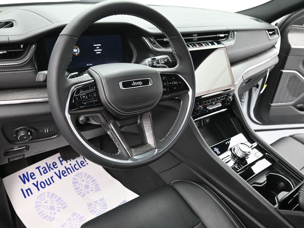 Jeep Grand Cherokee Vehicle Full-screen Gallery Image 17