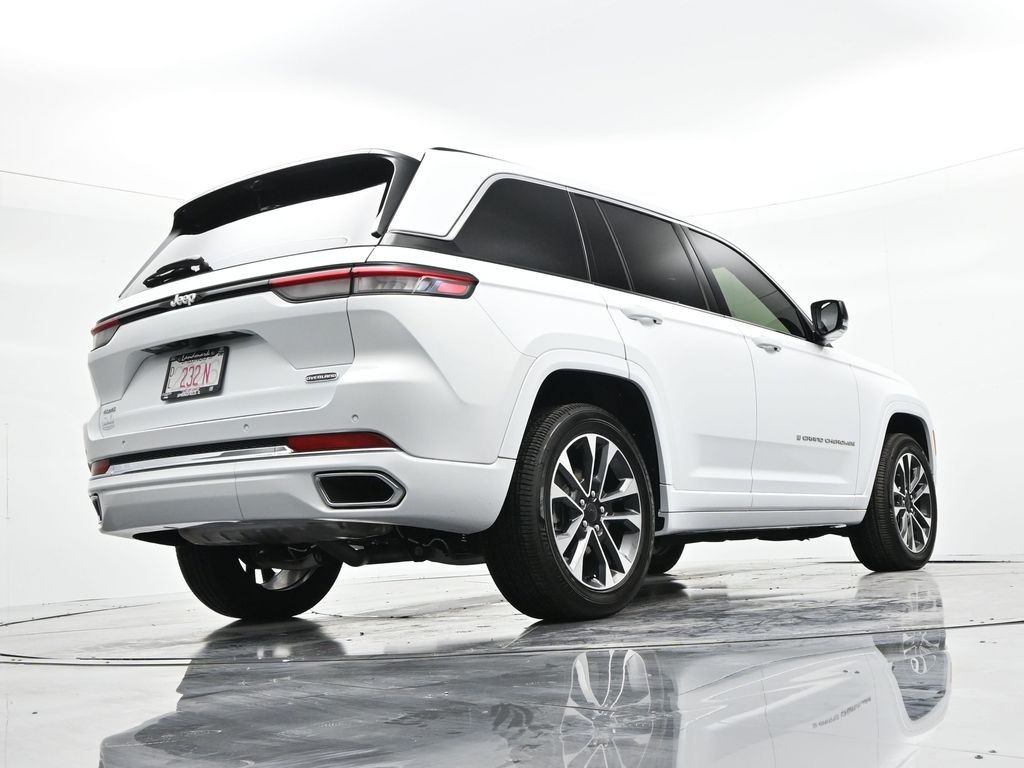 Jeep Grand Cherokee Vehicle Full-screen Gallery Image 24