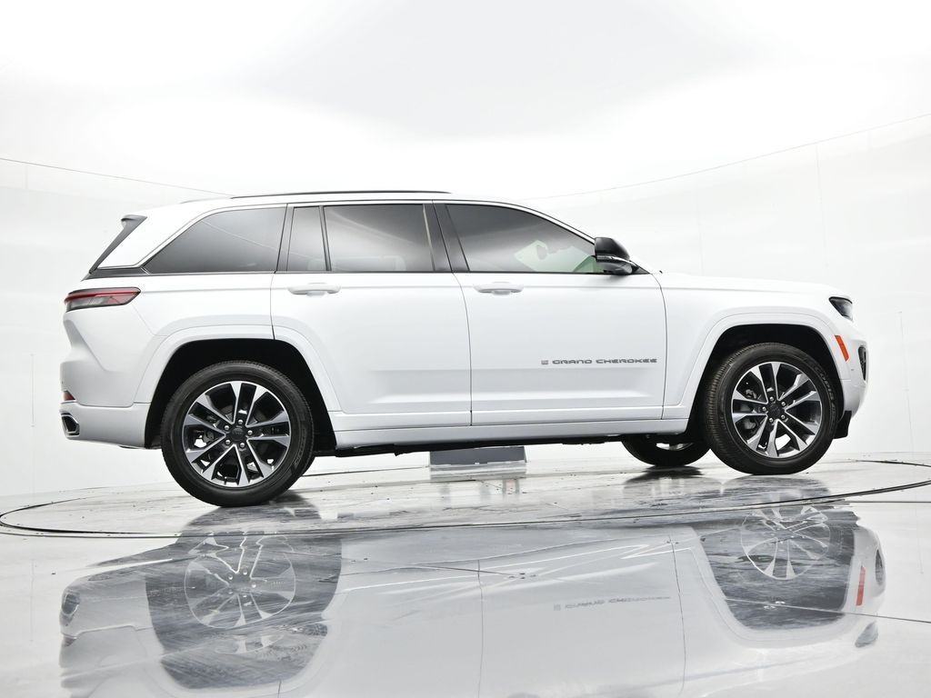 Jeep Grand Cherokee Vehicle Full-screen Gallery Image 25