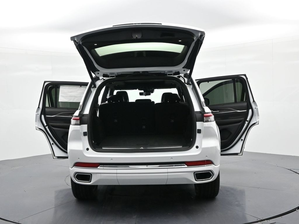 Jeep Grand Cherokee Vehicle Full-screen Gallery Image 29