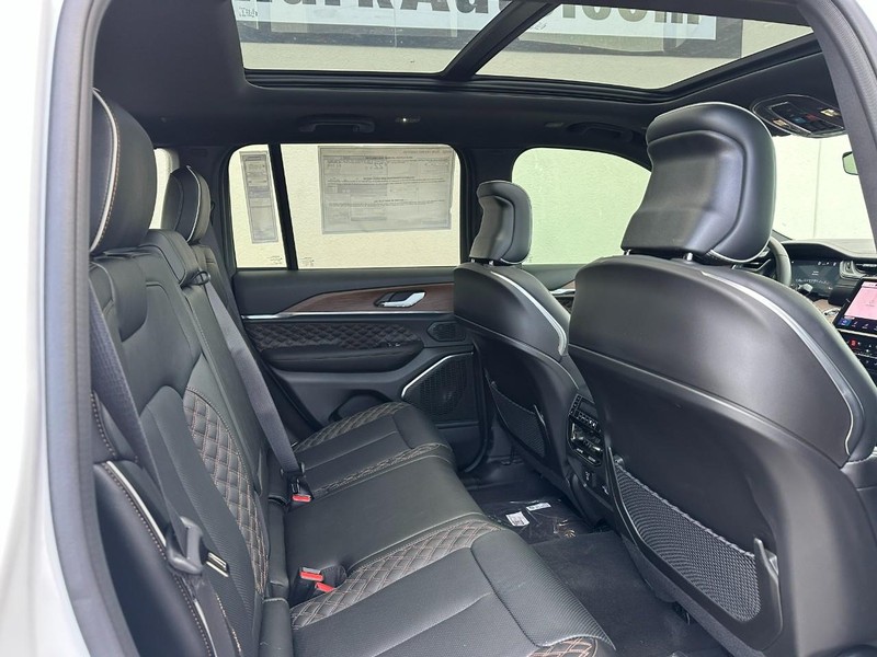 Jeep Grand Cherokee Vehicle Full-screen Gallery Image 4