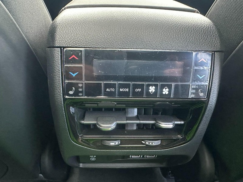 Jeep Grand Cherokee Vehicle Full-screen Gallery Image 6