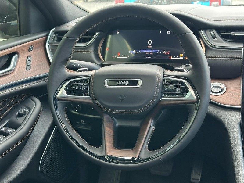 Jeep Grand Cherokee Vehicle Full-screen Gallery Image 8