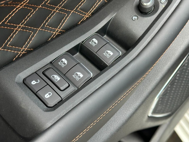 Jeep Grand Cherokee Vehicle Full-screen Gallery Image 11