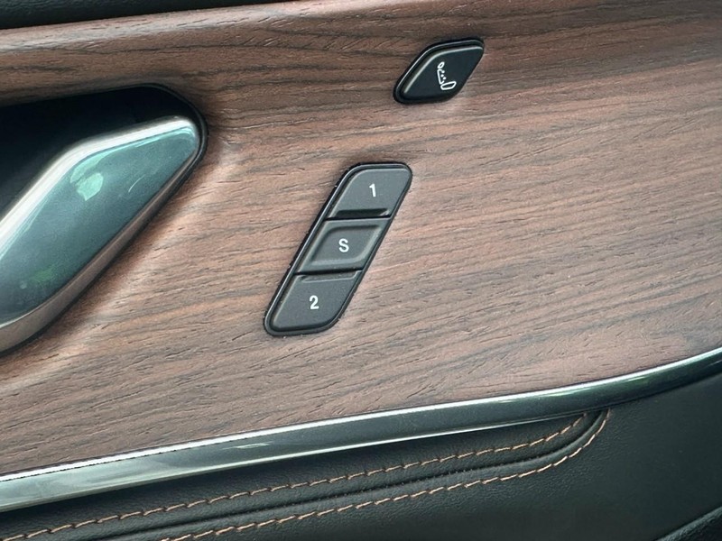 Jeep Grand Cherokee Vehicle Full-screen Gallery Image 12