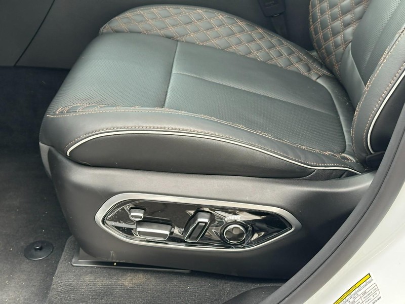 Jeep Grand Cherokee Vehicle Full-screen Gallery Image 13