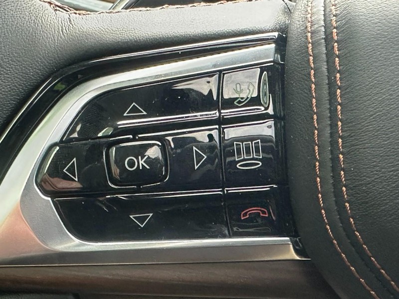 Jeep Grand Cherokee Vehicle Full-screen Gallery Image 14