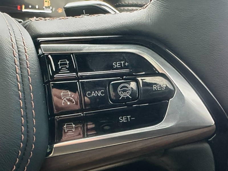 Jeep Grand Cherokee Vehicle Full-screen Gallery Image 15