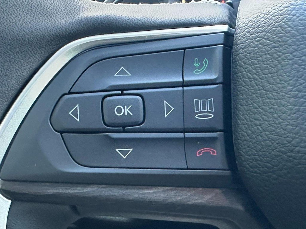 Jeep Grand Cherokee Vehicle Full-screen Gallery Image 13