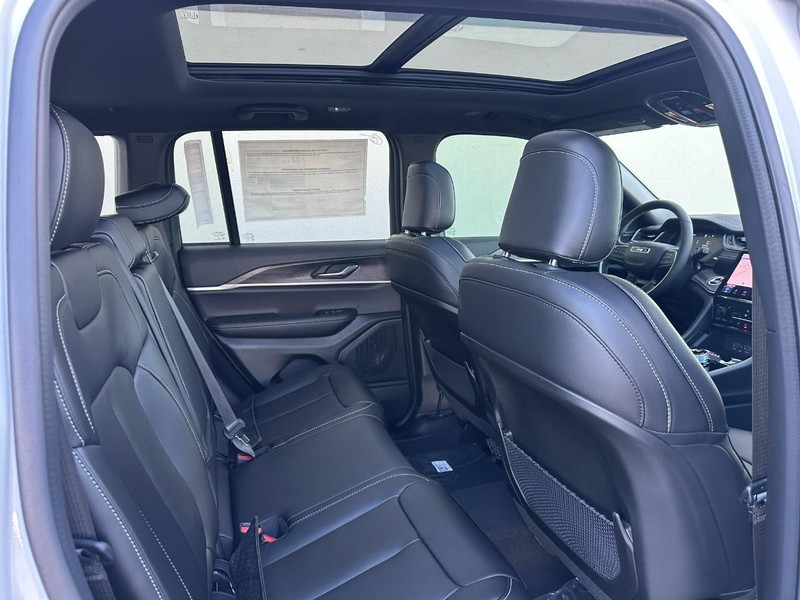 Jeep Grand Cherokee Vehicle Full-screen Gallery Image 4