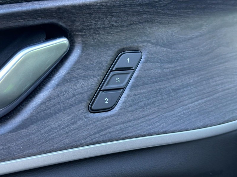 Jeep Grand Cherokee Vehicle Full-screen Gallery Image 11