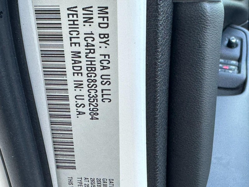 Jeep Grand Cherokee Vehicle Full-screen Gallery Image 19