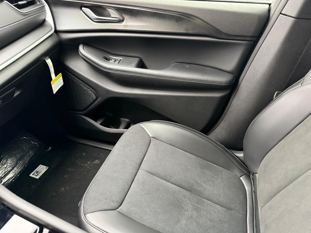 Jeep Grand Cherokee Vehicle Full-screen Gallery Image 17