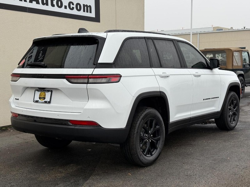 Jeep Grand Cherokee Vehicle Full-screen Gallery Image 3