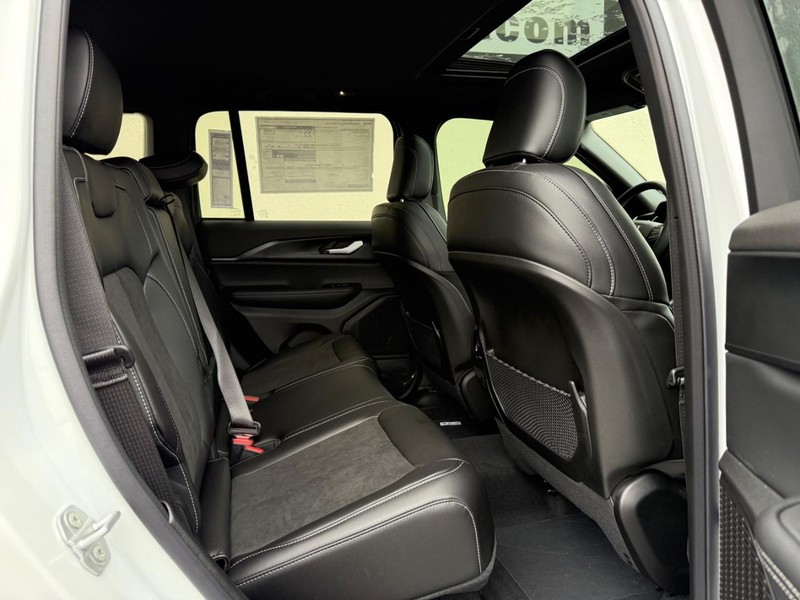 Jeep Grand Cherokee Vehicle Full-screen Gallery Image 5