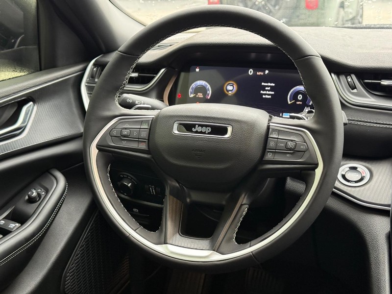 Jeep Grand Cherokee Vehicle Full-screen Gallery Image 8