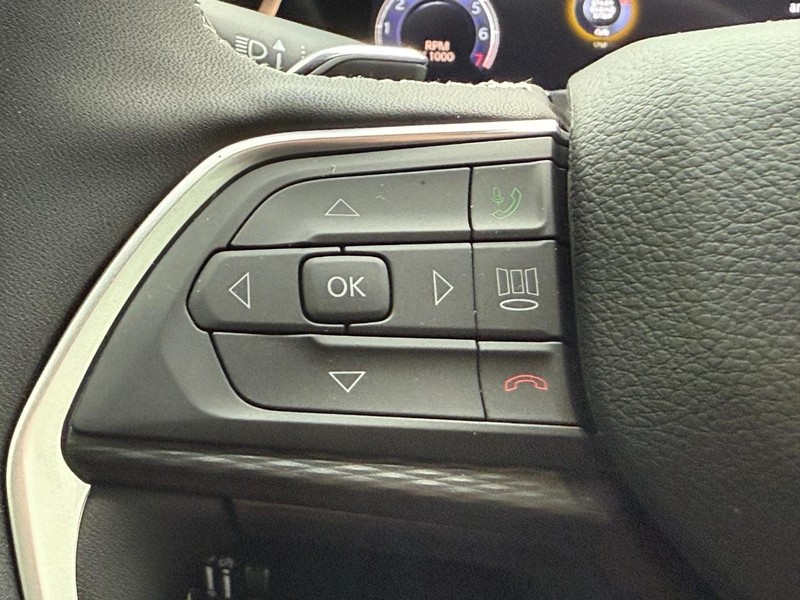 Jeep Grand Cherokee Vehicle Full-screen Gallery Image 9