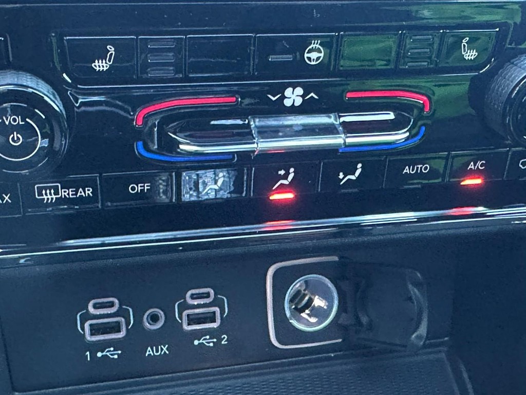 Jeep Grand Cherokee Vehicle Full-screen Gallery Image 15