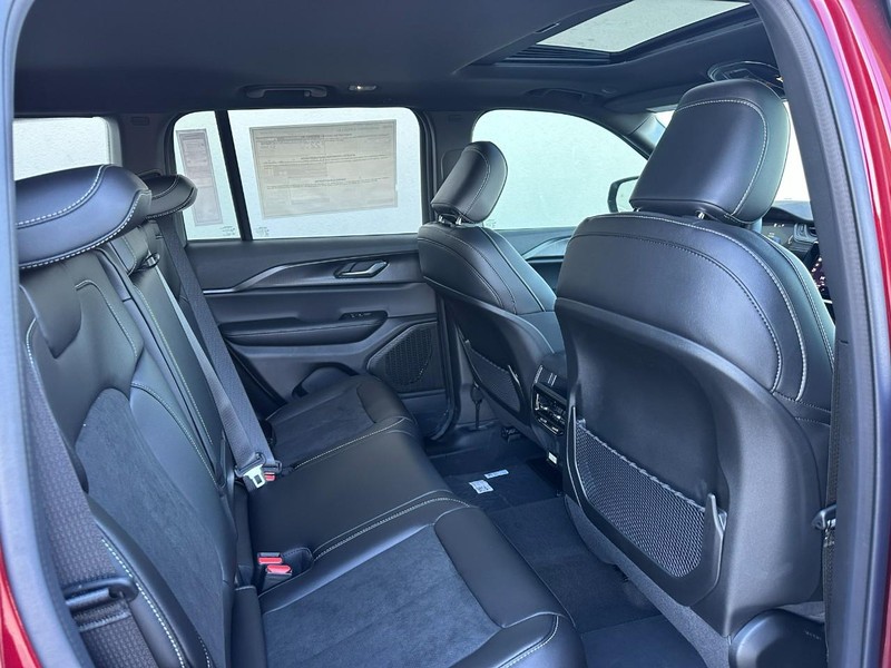 Jeep Grand Cherokee Vehicle Full-screen Gallery Image 4