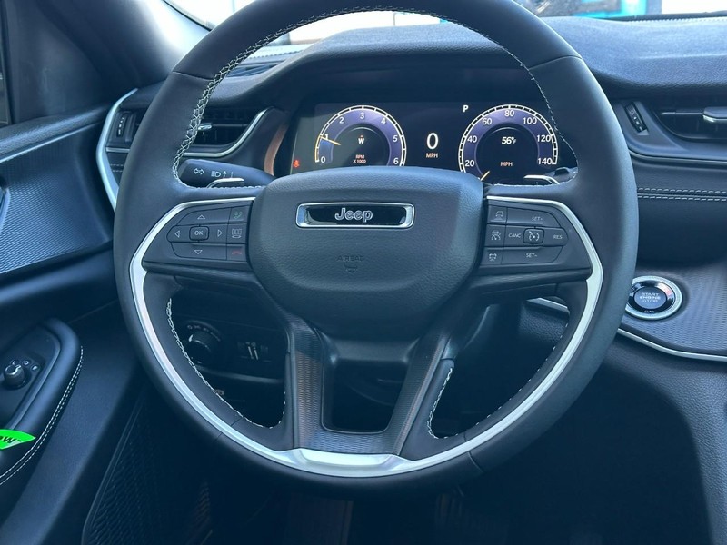 Jeep Grand Cherokee Vehicle Full-screen Gallery Image 7