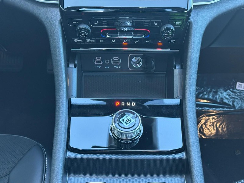 Jeep Grand Cherokee Vehicle Full-screen Gallery Image 9