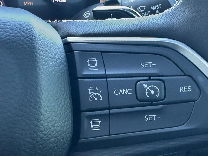 Jeep Grand Cherokee Vehicle Full-screen Gallery Image 13