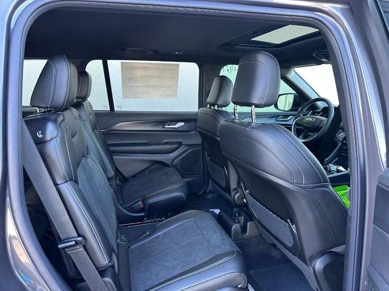 Jeep Grand Cherokee L Vehicle Full-screen Gallery Image 4