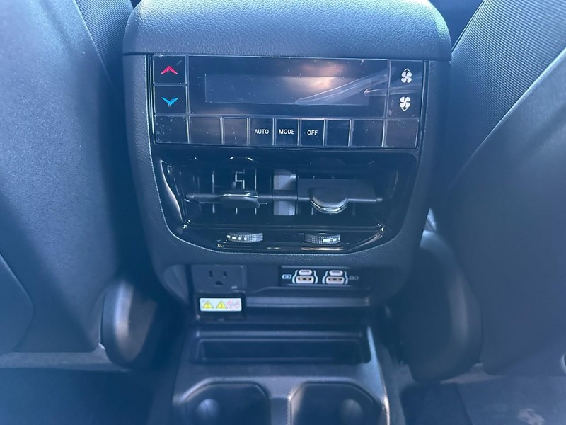 Jeep Grand Cherokee L Vehicle Full-screen Gallery Image 6