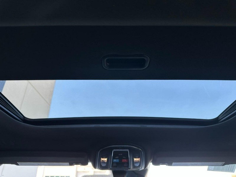 Jeep Grand Cherokee L Vehicle Full-screen Gallery Image 7