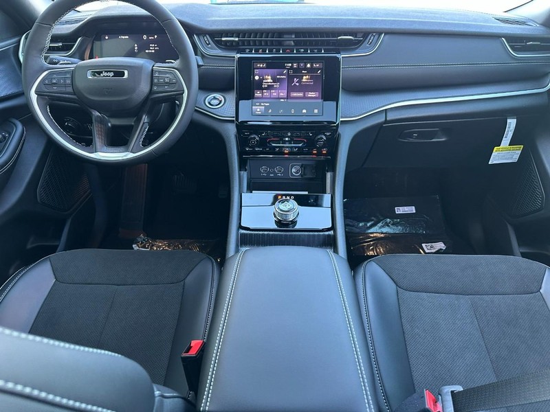 Jeep Grand Cherokee L Vehicle Full-screen Gallery Image 8