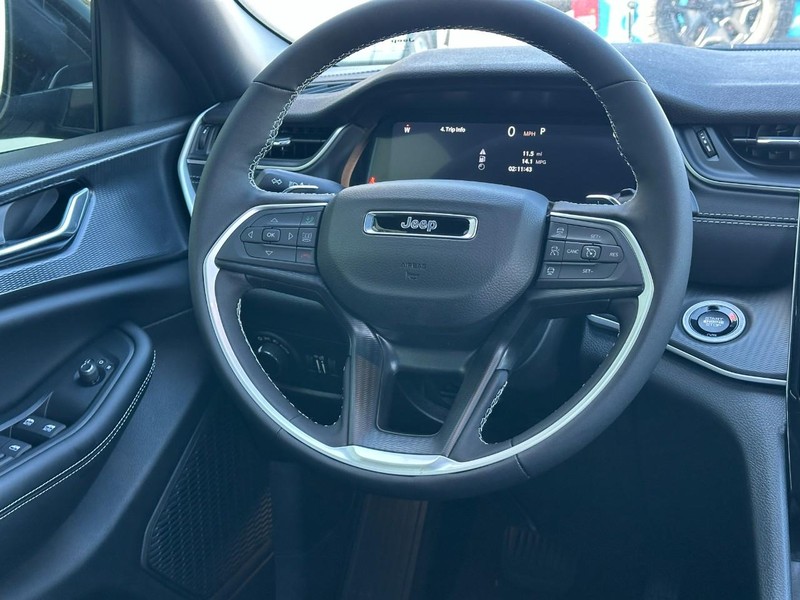 Jeep Grand Cherokee L Vehicle Full-screen Gallery Image 9