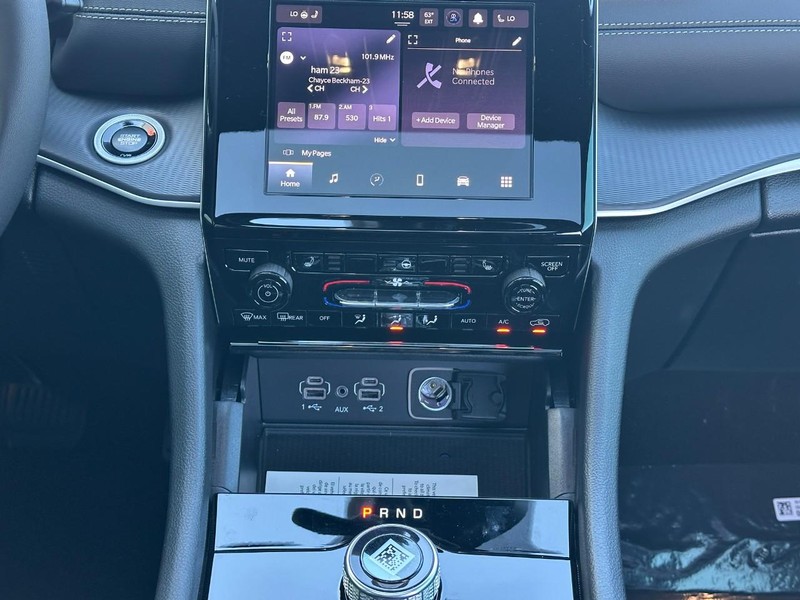 Jeep Grand Cherokee L Vehicle Full-screen Gallery Image 10