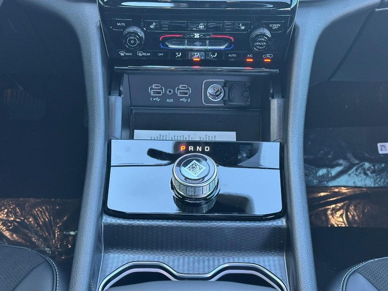 Jeep Grand Cherokee L Vehicle Full-screen Gallery Image 11