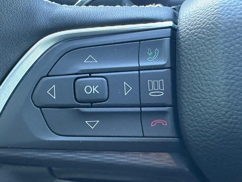 Jeep Grand Cherokee L Vehicle Full-screen Gallery Image 14