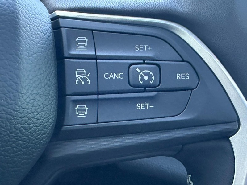 Jeep Grand Cherokee L Vehicle Full-screen Gallery Image 15